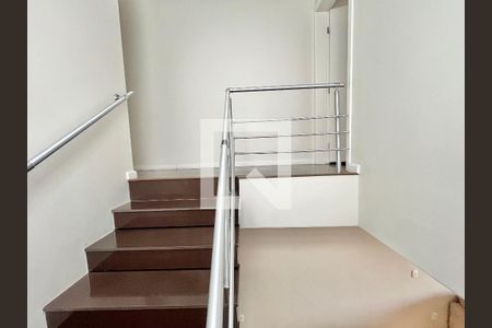 Escada de casa à venda com 3 quartos, 247m² em Vila Pita, São Paulo