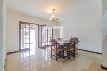 Casa para alugar com 4 quartos, 334m² em Guarujá, Porto Alegre