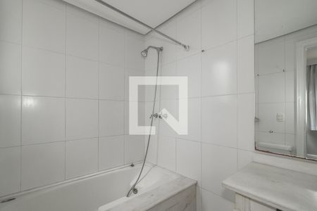 Banheiro da Suíte de apartamento para alugar com 3 quartos, 115m² em Petrópolis, Porto Alegre