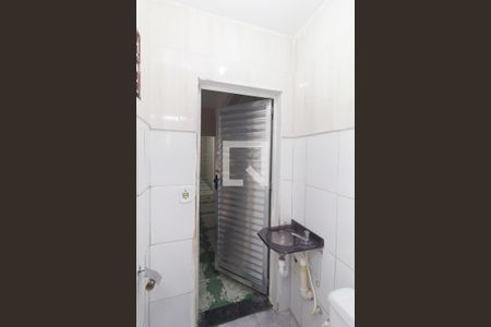 Banheiro de casa para alugar com 2 quartos, 70m² em Vila Carmosina, São Paulo