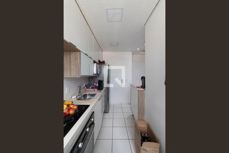 Sala/Cozinha/Área de Serviço  de apartamento para alugar com 2 quartos, 48m² em Vila Carmosina, São Paulo