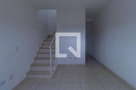 Sala de casa de condomínio para alugar com 2 quartos, 70m² em Parque Rizzo, Cotia