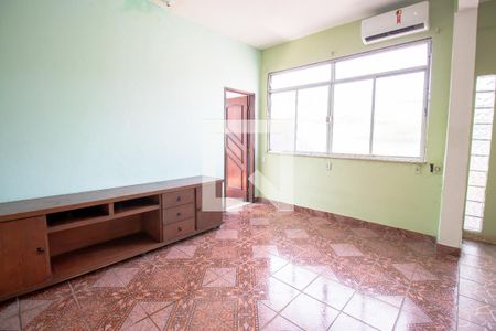 Sala 1 de casa à venda com 3 quartos, 150m² em Brás de Pina, Rio de Janeiro