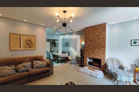 Sala de estar de casa para alugar com 3 quartos, 209m² em Vila Monte Serrat, Ferraz de Vasconcelos