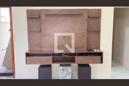 Sala de casa de condomínio para alugar com 3 quartos, 186m² em Cajueiros, Maricá