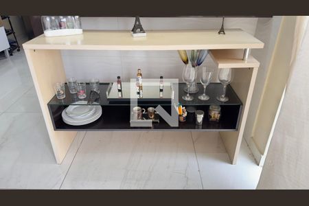 Sala de casa de condomínio para alugar com 3 quartos, 186m² em Cajueiros, Maricá