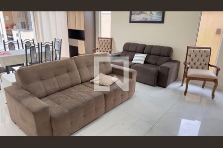 Sala de casa de condomínio para alugar com 3 quartos, 186m² em Cajueiros, Maricá