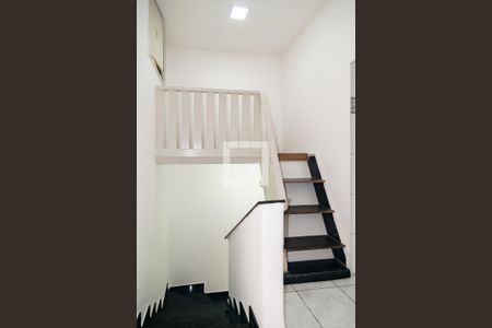 Escada de apartamento para alugar com 2 quartos, 72m² em Bela Vista, São Paulo