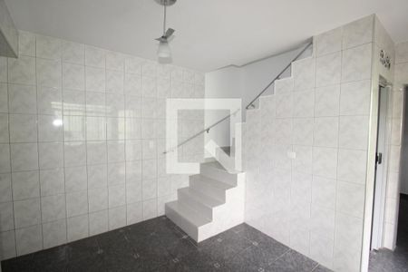 Sala / Cozinha de casa para alugar com 2 quartos, 60m² em Vila Francos, São Paulo
