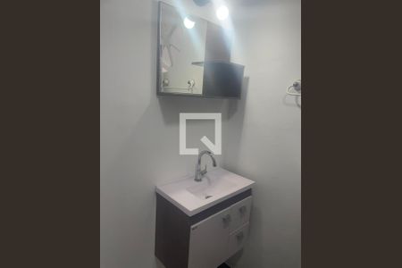 Banheiro de apartamento para alugar com 1 quarto, 45m² em Vila Tupi, Praia Grande