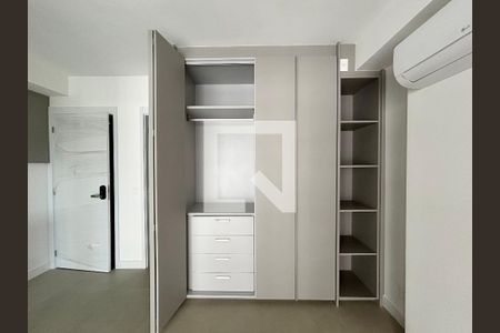 Sala/quarto/cozinha americana de apartamento à venda com 2 quartos, 71m² em Copacabana, Rio de Janeiro