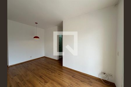 Sala de apartamento para alugar com 3 quartos, 70m² em Jardim Tupanci, Barueri