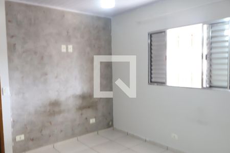 Quarto 1 de casa para alugar com 2 quartos, 200m² em Jardim Caguassu, São Paulo