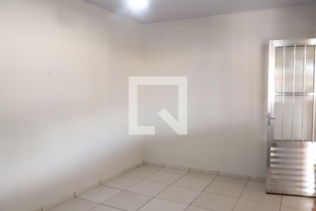 Sala de casa para alugar com 2 quartos, 200m² em Jardim Caguassu, São Paulo