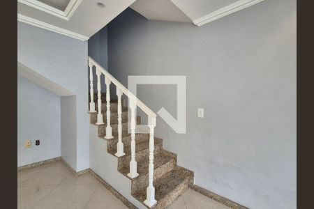 Escada  de casa para alugar com 4 quartos, 190m² em Vargem Grande, Rio de Janeiro