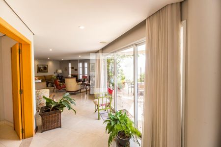 Sala  de casa de condomínio à venda com 3 quartos, 560m² em Condomínio Melville (tamboré), Santana de Parnaíba