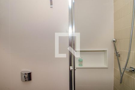 Banheiro de kitnet/studio para alugar com 1 quarto, 28m² em Independência, Porto Alegre