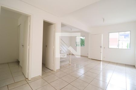 Sala de casa de condomínio para alugar com 3 quartos, 100m² em Morada da Colina, Uberlândia