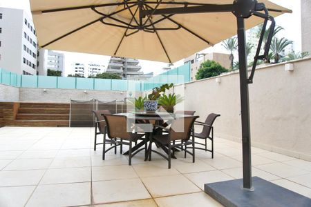 Área Privada - Mesa com cadeiras e guarda-sol de apartamento à venda com 3 quartos, 318m² em Carmo, Belo Horizonte