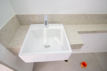 Banheiro da Suíte de casa à venda com 2 quartos, 360m² em Parque Xangri-lá, Contagem