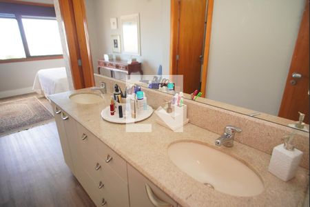 Banheiro da Suíte 1 de apartamento para alugar com 3 quartos, 220m² em São João, Porto Alegre