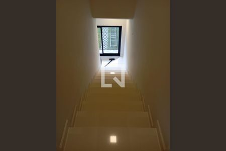 Escada de casa de condomínio à venda com 3 quartos, 150m² em Alphaville, Santana de Parnaíba