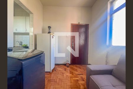 Sala de kitnet/studio para alugar com 1 quarto, 37m² em Centro, Belo Horizonte