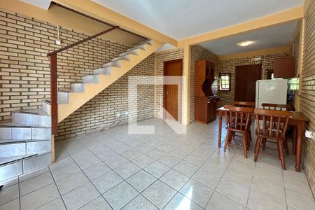 Sala de casa de condomínio para alugar com 2 quartos, 80m² em Barra da Lagoa, Florianópolis