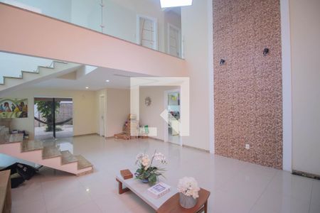 Sala de casa para alugar com 3 quartos, 280m² em Antonina, São Gonçalo