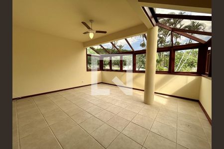 Sala de casa de condomínio para alugar com 4 quartos, 385m² em Rio Tavares, Florianópolis