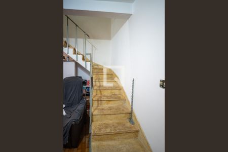 Escada de casa para alugar com 3 quartos, 190m² em Parque Fongaro, São Paulo