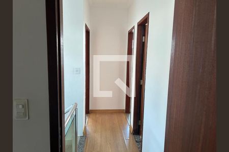 Corredor de casa para alugar com 3 quartos, 202m² em Santa Helena, Contagem