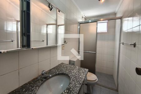 Banheiro de apartamento à venda com 1 quarto, 46m² em Centro, Campinas