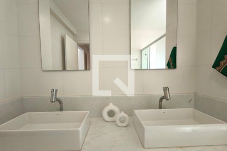 Banheiro Suíte de apartamento à venda com 2 quartos, 150m² em Cambuí, Campinas