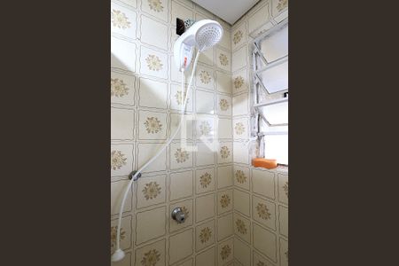 Banheiro de kitnet/studio para alugar com 1 quarto, 52m² em São Sebastião, Porto Alegre