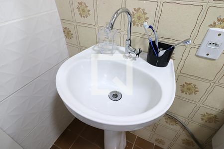 Banheiro de kitnet/studio para alugar com 1 quarto, 52m² em São Sebastião, Porto Alegre