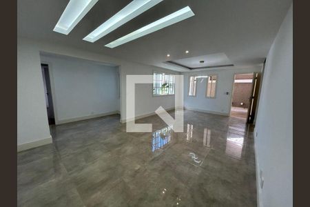Casa à venda com 4 quartos, 227m² em Itaipu, Niterói