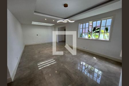 Casa à venda com 4 quartos, 227m² em Itaipu, Niterói