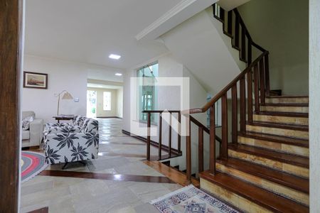 Escada de casa para alugar com 5 quartos, 500m² em Vila Oliveira, Mogi das Cruzes