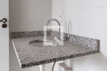 Banheiro de apartamento à venda com 2 quartos, 45m² em Vila Galvão, Guarulhos