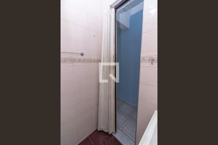 Banheiro de casa de condomínio para alugar com 2 quartos, 70m² em Bangu, Rio de Janeiro