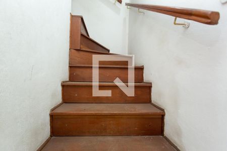 Escada  de casa para alugar com 3 quartos, 200m² em Vila Monte Santo, São Paulo