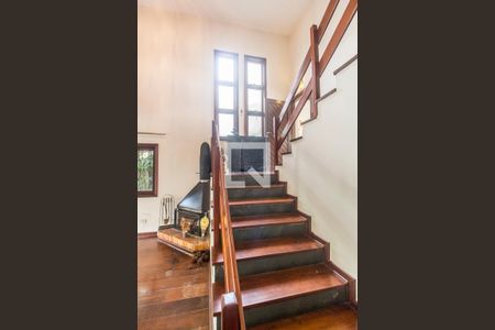 Escada de casa de condomínio para alugar com 4 quartos, 360m² em Residencial Quatro (alphaville), Santana de Parnaíba