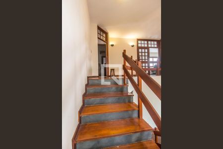 Escada de casa de condomínio para alugar com 4 quartos, 360m² em Residencial Quatro (alphaville), Santana de Parnaíba