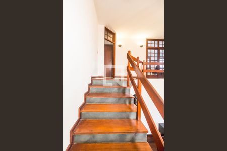 Escada de casa de condomínio para alugar com 4 quartos, 360m² em Residencial Quatro (alphaville), Santana de Parnaíba