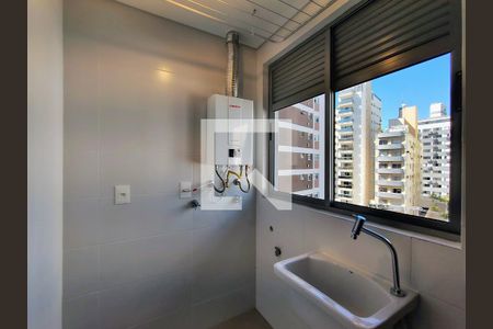 Cozinha e Área de Serviço de apartamento para alugar com 2 quartos, 71m² em Centro, Florianópolis