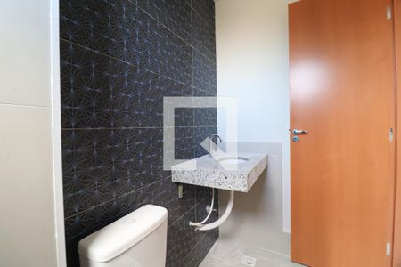 Banheiro do Quarto 1 de apartamento para alugar com 2 quartos, 58m² em Tibery, Uberlândia