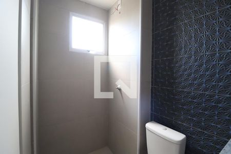 Banheiro do Quarto 1 de apartamento para alugar com 2 quartos, 58m² em Tibery, Uberlândia