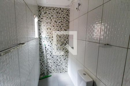 Banheiro de casa para alugar com 2 quartos, 65m² em Jardim Leonidas Moreira, São Paulo