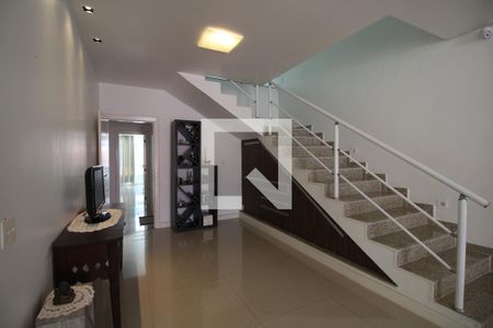 Sala de casa de condomínio para alugar com 4 quartos, 329m² em Jacarepaguá, Rio de Janeiro